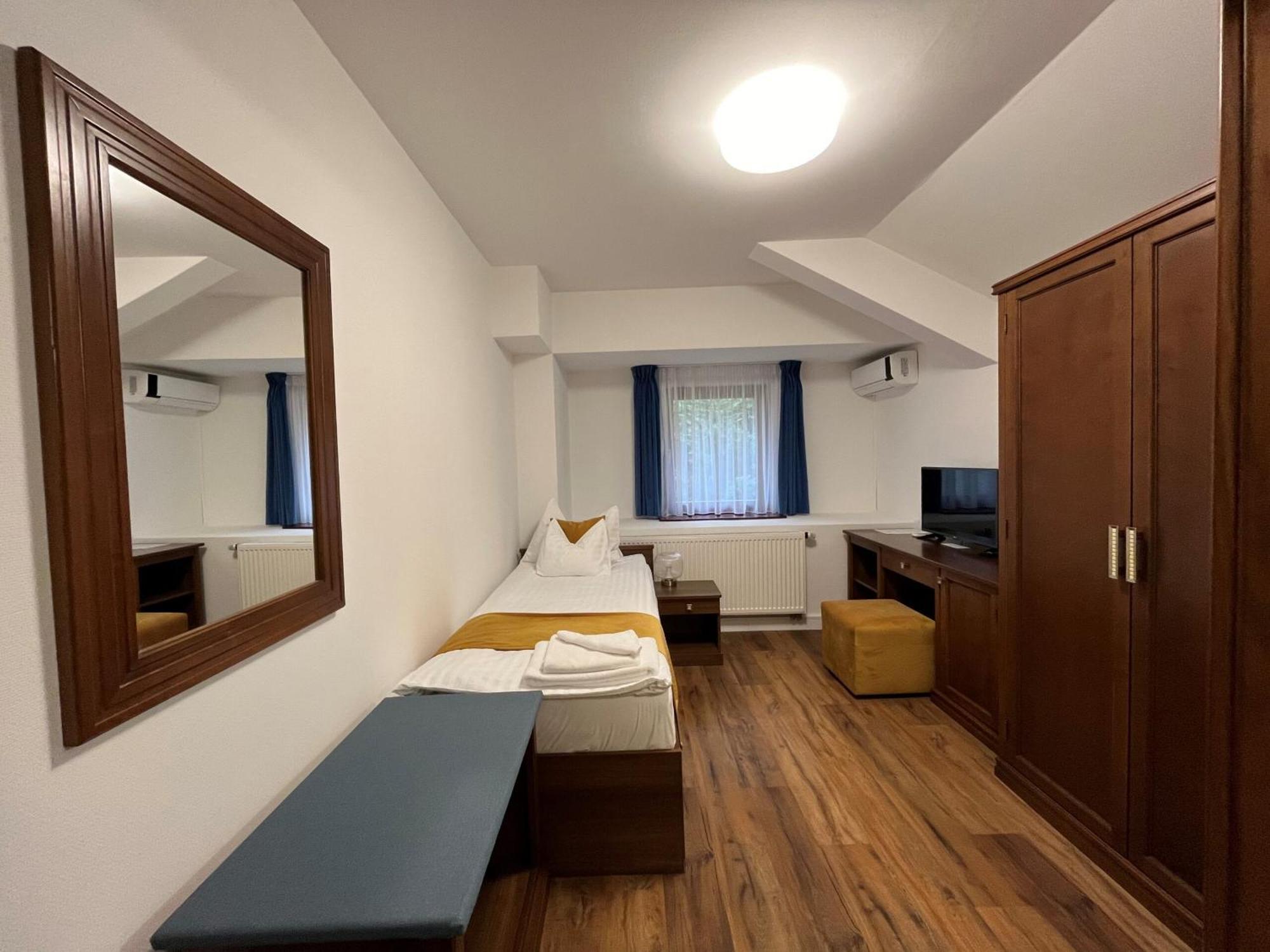 Bassiana Hotel Es Etterem Sárvár Exterior foto