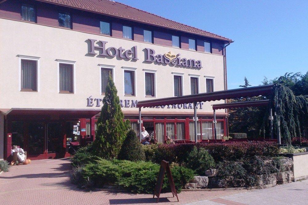 Bassiana Hotel Es Etterem Sárvár Exterior foto